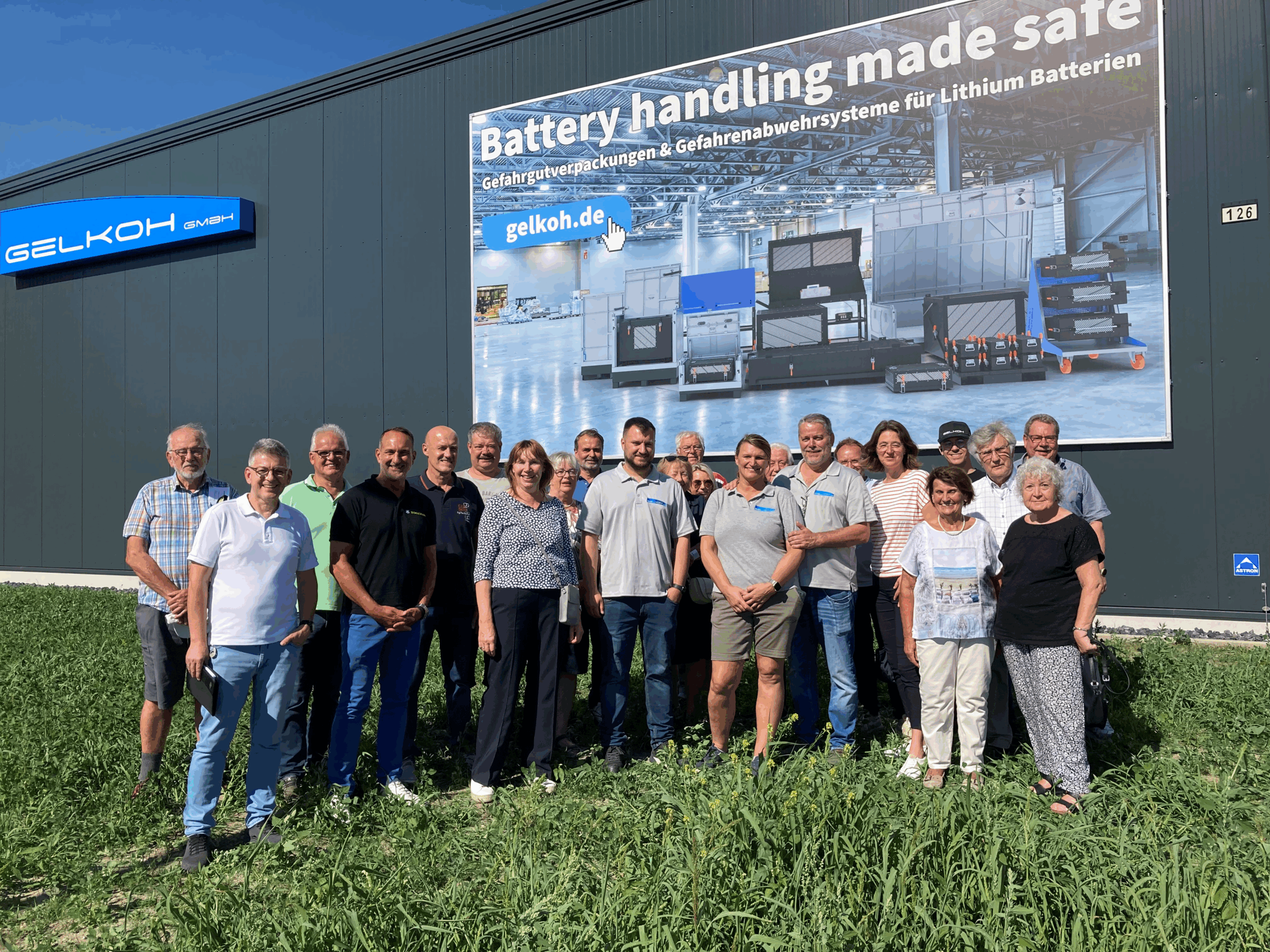 Foto mit der CDU vor der neuen Produktionshalle
